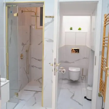 Gold'n Marble Apartment